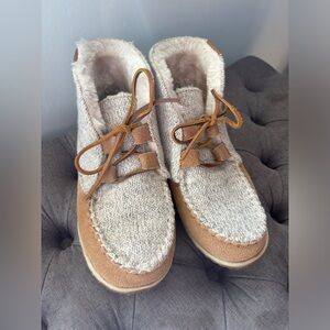 Minnetonka Beige Knit and Suede Boots